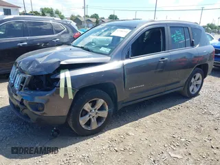 2017 Jeep Compass Sport SE z VIN 1C4NJDBB3HD143859, wystawiony jako IAAI lot #42784214 z przebiegiem 82 815 mil mil oraz . Historia ofert i sprzedaży dostępna na DreamBid. Obrazek 2.