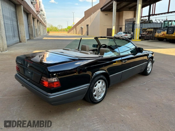 1995 Mercedes-Benz E 320 with VIN WDBEA66E8SC239370, listed as a Copart auction lot 55871605 with 119,102 mi miles and Salvage Title. Bid and sale history available at DreamBid. Image 4.