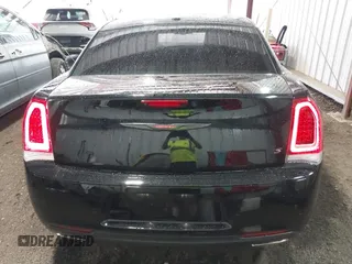 2021 Chrysler 300 S z VIN 2C3CCABG0MH554276, wystawiony jako IAAI lot #42156919 z przebiegiem 99 111 mil mil oraz . Historia ofert i sprzedaży dostępna na DreamBid. Obrazek 16.