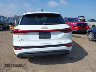 2025 Audi Q6 e-tron Premium Plus z VIN WA124BGFXSA019441, wystawiony jako IAAI lot #41838548 z przebiegiem 138 mil mil oraz . Historia ofert i sprzedaży dostępna na DreamBid. Obrazek 17.