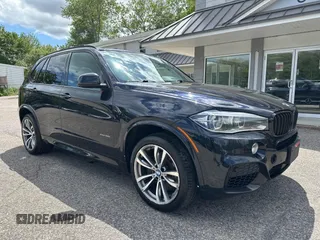 2015 BMW X5 xDrive50i z VIN 5UXKR6C56F0J75840, wystawiony jako IAAI lot #42409738 z przebiegiem 178 875 mil mil oraz . Historia ofert i sprzedaży dostępna na DreamBid. Obrazek 1.