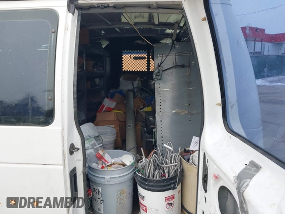 2004 Ford Econoline Cargo z VIN 1FTNE24L04HB05474, wystawiony jako IAAI lot #41320247 z przebiegiem 153 216 mil mil oraz . Historia ofert i sprzedaży dostępna na DreamBid. Obrazek 8.