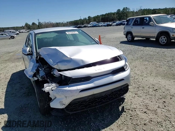 2023 Kia Rio LX z VIN 3KPA24AD3PE577193, wystawiony jako Copart lot #50104585 z przebiegiem 55 046 mil mil oraz Szkoda całkowita • Salvage title. Historia ofert i sprzedaży dostępna na DreamBid. Obrazek 11.