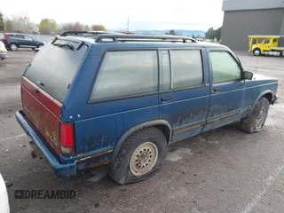 1993 GMC Jimmy Diamond Edition Luxury z VIN 1GKDT13W3P2537947, wystawiony jako IAAI lot #41949379 z przebiegiem Nie podano mil oraz . Historia ofert i sprzedaży dostępna na DreamBid. Obrazek 4.