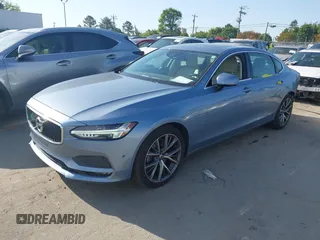 2018 Volvo S90 Momentum z VIN LVY982AK0JP007222, wystawiony jako IAAI lot #42024457 z przebiegiem 134 281 mil mil oraz . Historia ofert i sprzedaży dostępna na DreamBid. Obrazek 2.