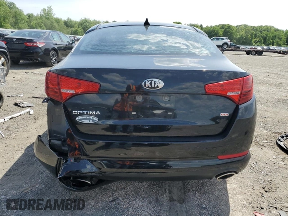 2013 Kia Optima LX z VIN 5XXGM4A75DG255625, wystawiony jako Copart lot #58465665 z przebiegiem 124 947 mil mil oraz Czysty tytuł • Clean title. Historia ofert i sprzedaży dostępna na DreamBid. Obrazek 6.