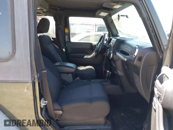 2011 Jeep Wrangler Rubicon z VIN 1J4BA6D11BL556342, wystawiony jako IAAI lot #42465252 z przebiegiem 80 377 mil mil oraz . Historia ofert i sprzedaży dostępna na DreamBid. Obrazek 5.