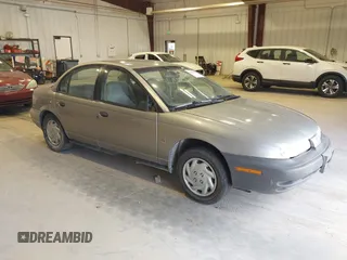 1999 Saturn SL z VIN 1G8ZF5287XZ157353, wystawiony jako IAAI lot #42310900 z przebiegiem 372 049 mil mil oraz . Historia ofert i sprzedaży dostępna na DreamBid. Obrazek 1.