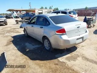 2008 Ford Focus SE z VIN 1FAHP35N18W162951, wystawiony jako IAAI lot #37857727 z przebiegiem 158 792 mil mil oraz . Historia ofert i sprzedaży dostępna na DreamBid. Obrazek 3.
