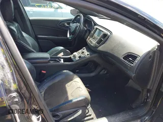 2015 Chrysler 200 S z VIN 1C3CCCBG0FN619746, wystawiony jako IAAI lot #42256667 z przebiegiem 210 572 mil mil oraz . Historia ofert i sprzedaży dostępna na DreamBid. Obrazek 5.