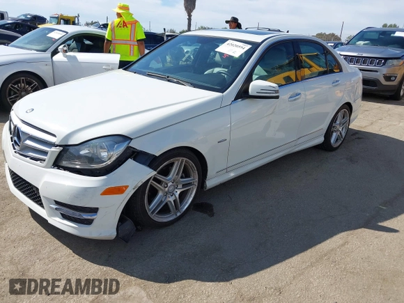 2012 Mercedes-Benz C 250 Sport z VIN WDDGF4HB1CA725623, wystawiony jako IAAI lot #42020594 z przebiegiem 53 714 mil mil oraz . Historia ofert i sprzedaży dostępna na DreamBid. Obrazek 2.