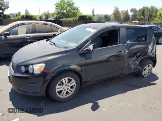 2012 Chevrolet Sonic LS z VIN 1G1JA6SH1C4196415, wystawiony jako Copart lot #56511495 z przebiegiem 107 962 mil mil oraz Szkoda całkowita • Salvage title. Historia ofert i sprzedaży dostępna na DreamBid. Obrazek 1.