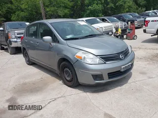 2010 Nissan Versa S z VIN 3N1BC1CP0AL399143, wystawiony jako IAAI lot #42268705 z przebiegiem 222 459 mil mil oraz . Historia ofert i sprzedaży dostępna na DreamBid. Obrazek 1.