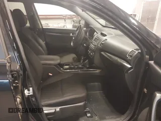 2014 Kia Sorento LX z VIN 5XYKT3A60EG479896, wystawiony jako IAAI lot #42360338 z przebiegiem 200 350 mil mil oraz . Historia ofert i sprzedaży dostępna na DreamBid. Obrazek 5.