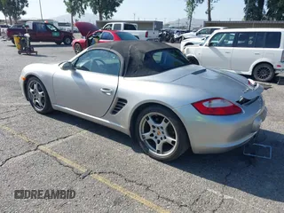 2007 Porsche Boxster с VIN WP0CA29837U710558, выставлен на аукционе IAAI как лот 42506943 с пробегом 129 446 миль миль и . История ставок и продаж доступна на DreamBid. Изображение 3.