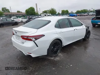 2022 Toyota Camry Hybrid XSE z VIN 4T1K31AK5NU583117, wystawiony jako IAAI lot #42204189 z przebiegiem 22 639 mil mil oraz . Historia ofert i sprzedaży dostępna na DreamBid. Obrazek 4.