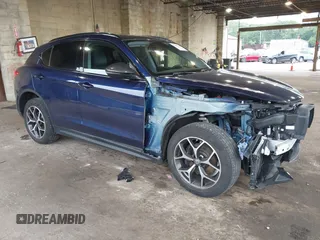 2019 Alfa Romeo Stelvio Ti Lusso z VIN ZASPAKBN5K7C59505, wystawiony jako IAAI lot #42388104 z przebiegiem 75 464 mil mil oraz . Historia ofert i sprzedaży dostępna na DreamBid. Obrazek 1.