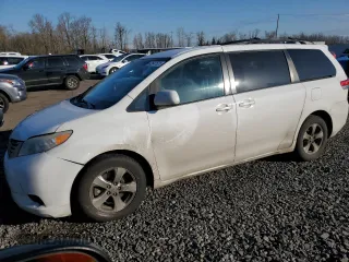 2013 Toyota Sienna LE AAS z VIN 5TDKK3DC7DS397847, wystawiony jako Copart lot #42641525 z przebiegiem 200 866 mil mil oraz Szkoda całkowita • Salvage title. Historia ofert i sprzedaży dostępna na DreamBid. Obrazek 1.