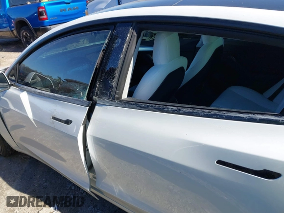 2023 Tesla Model 3 z VIN 5YJ3E1EA4PF482005, wystawiony jako IAAI lot #41363157 z przebiegiem 26 013 mil mil oraz . Historia ofert i sprzedaży dostępna na DreamBid. Obrazek 13.