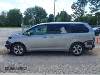 2017 Toyota Sienna LE Auto Access Seat z VIN 5TDKZ3DC9HS791965, wystawiony jako IAAI lot #42624689 z przebiegiem 88 383 mil mil oraz . Historia ofert i sprzedaży dostępna na DreamBid. Obrazek 15.