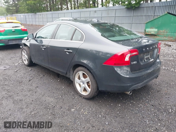 2013 Volvo S60 T5 Premier z VIN YV1612FS3D2230809, wystawiony jako IAAI lot #42526076 z przebiegiem 91 519 mil mil oraz . Historia ofert i sprzedaży dostępna na DreamBid. Obrazek 3.