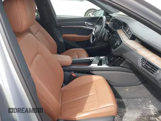 2022 Audi e-tron Premium z VIN WA1AAAGE3NB033122, wystawiony jako IAAI lot #42081343 z przebiegiem 36 171 mil mil oraz . Historia ofert i sprzedaży dostępna na DreamBid. Obrazek 5.