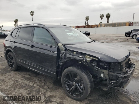 2023 Volkswagen Tiguan SE R-Line Black z VIN 3VVCB7AXXPM033818, wystawiony jako Copart lot #48759425 z przebiegiem 24 260 mil mil oraz Szkoda całkowita • Salvage title. Historia ofert i sprzedaży dostępna na DreamBid. Obrazek 4.