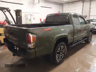 2022 Toyota Tacoma SR z VIN 3TYSZ5AN0NT094346, wystawiony jako IAAI lot #41715982 z przebiegiem 58 463 mil mil oraz . Historia ofert i sprzedaży dostępna na DreamBid. Obrazek 4.