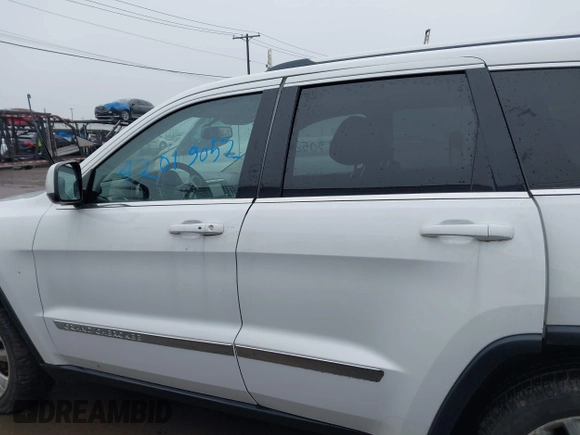 2013 Jeep Grand Cherokee Laredo with VIN 1C4RJFAG6DC557163, listed as a IAAI auction lot 42019052 with 125,058 mi miles. Bid and sale history available at carsss.com. Image 13.
