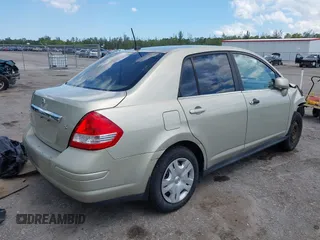 2007 Nissan Versa SL z VIN 3N1BC11E97L410876, wystawiony jako IAAI lot #42266271 z przebiegiem 145 571 mil mil oraz . Historia ofert i sprzedaży dostępna na DreamBid. Obrazek 4.