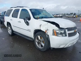 2013 Chevrolet Tahoe LTZ z VIN 1GNSKCE00DR296787, wystawiony jako IAAI lot #41573657 z przebiegiem 178 279 mil mil oraz . Historia ofert i sprzedaży dostępna na DreamBid. Obrazek 1.
