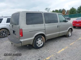 2004 GMC Safari with VIN 1GKDM19X84B500742, listed as a IAAI auction lot 42038034 with 136,127 mi miles. Bid and sale history available at carsss.com. Image 4.