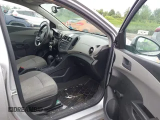 2015 Chevrolet Sonic LS z VIN 1G1JA5SH0F4115600, wystawiony jako IAAI lot #42693028 z przebiegiem 129 411 mil mil oraz . Historia ofert i sprzedaży dostępna na DreamBid. Obrazek 5.