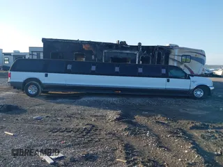 2003 Ford Excursion XLT z VIN 1FMNU40F03EA06549, wystawiony jako IAAI lot #42231165 z przebiegiem 176 564 mil mil oraz . Historia ofert i sprzedaży dostępna na DreamBid. Obrazek 13.