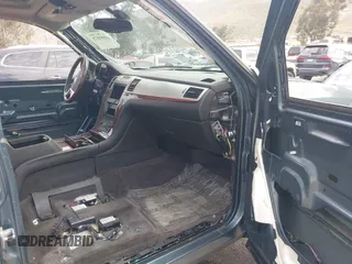 2008 Cadillac Escalade ESV z VIN 1GYFK668X8R217223, wystawiony jako IAAI lot #41684575 z przebiegiem Nie podano mil oraz . Historia ofert i sprzedaży dostępna na DreamBid. Obrazek 5.