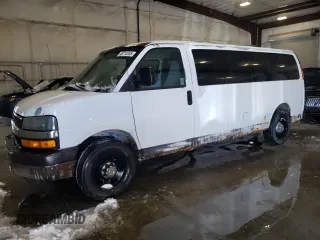 2005 Chevrolet Express Passenger with VIN 1GAHG39U451202405, listed as a Copart auction lot 45713255 with 488,178 mi miles and Salvage title. Bid and sale history available at DreamBid. Image 1.