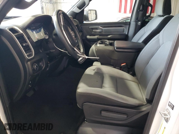 2023 Ram 1500 Big Horn z VIN 1C6RRFBG1PN554291, wystawiony jako Copart lot #59908015 z przebiegiem 23 248 mil mil oraz Czysty tytuł • Clean title. Historia ofert i sprzedaży dostępna na DreamBid. Obrazek 7.
