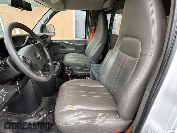 2014 Chevrolet Express Cargo z VIN 1GCSGAFX2E1160851, wystawiony jako IAAI lot #42649641 z przebiegiem 218 374 mil mil oraz . Historia ofert i sprzedaży dostępna na DreamBid. Obrazek 11.