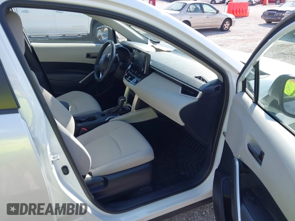 2022 Toyota Corolla Cross LE z VIN 7MUCAAAG3NV012231, wystawiony jako IAAI lot #42022931 z przebiegiem 30 335 mil mil oraz . Historia ofert i sprzedaży dostępna na DreamBid. Obrazek 5.