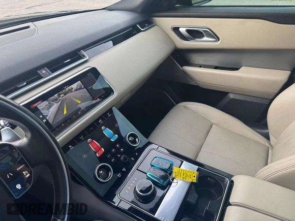 2018 Land Rover Range Rover Velar R-Dynamic SE z VIN SALYL2RX7JA715416, wystawiony jako Copart lot #62775895 z przebiegiem 123 921 mil mil oraz Czysty tytuł • Clean title. Historia ofert i sprzedaży dostępna na DreamBid. Obrazek 10.