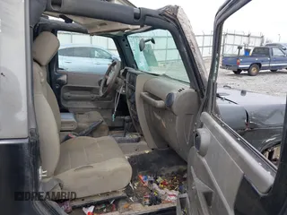 2007 Jeep Wrangler Sahara z VIN 1J8FA54107L202622, wystawiony jako IAAI lot #41391138 z przebiegiem 251 388 mil mil oraz . Historia ofert i sprzedaży dostępna na DreamBid. Obrazek 5.