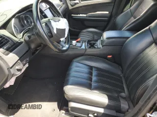 2022 Chrysler 300 S z VIN 2C3CCABG2NH111659, wystawiony jako Copart lot #50275975 z przebiegiem 34 926 mil mil oraz Szkoda całkowita • Salvage title. Historia ofert i sprzedaży dostępna na DreamBid. Obrazek 7.