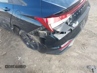 2023 Hyundai Elantra SEL z VIN KMHLM4AG3PU453371, wystawiony jako IAAI lot #41239165 z przebiegiem 40 980 mil mil oraz . Historia ofert i sprzedaży dostępna na DreamBid. Obrazek 6.