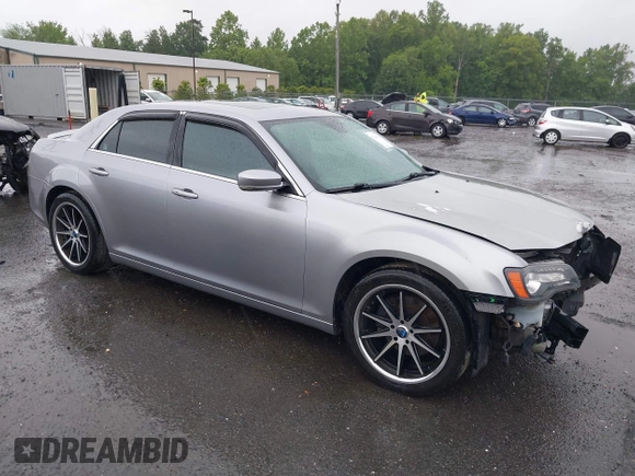 2013 Chrysler 300 S z VIN 2C3CCABT5DH660784, wystawiony jako IAAI lot #42308116 z przebiegiem 150 587 mil mil oraz . Historia ofert i sprzedaży dostępna na DreamBid. Obrazek 1.