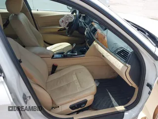 2013 BMW 3 Series 320i xDrive z VIN WBA3C3C54DF982676, wystawiony jako IAAI lot #42155003 z przebiegiem Nie podano mil oraz . Historia ofert i sprzedaży dostępna na DreamBid. Obrazek 5.