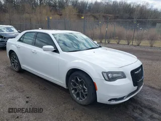 2015 Chrysler 300 S z VIN 2C3CCAGGXFH787187, wystawiony jako IAAI lot #41898046 z przebiegiem 118 901 mil mil oraz . Historia ofert i sprzedaży dostępna na DreamBid. Obrazek 1.