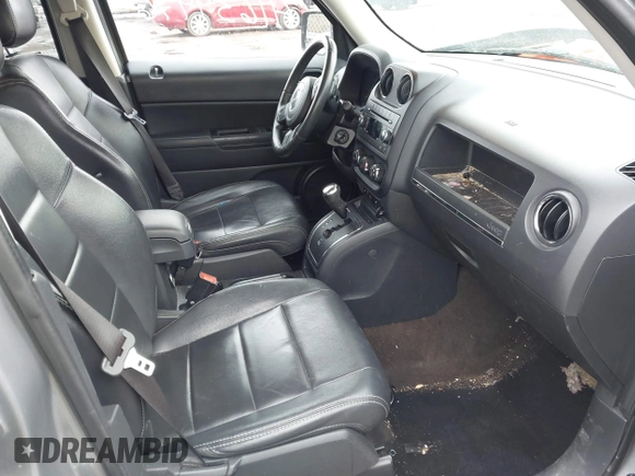 2015 Jeep Patriot Latitude z VIN 1C4NJRFB7FD412238, wystawiony jako IAAI lot #41639976 z przebiegiem 106 767 mil mil oraz . Historia ofert i sprzedaży dostępna na DreamBid. Obrazek 5.