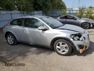 2012 Volvo C30 z VIN YV1672MK2C2276602, wystawiony jako Copart lot #71558424 z przebiegiem 126 717 mil mil oraz Szkody całkowita. Historia ofert i sprzedaży dostępna na DreamBid. Obrazek 4.