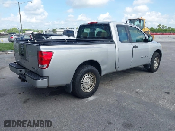 2008 Nissan Titan XE z VIN 1N6BA06A48N358946, wystawiony jako IAAI lot #42456610 z przebiegiem 217 552 mil mil oraz . Historia ofert i sprzedaży dostępna na DreamBid. Obrazek 4.