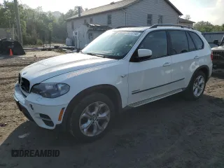 2013 BMW X5 xDrive35i z VIN 5UXZV4C58D0E08342, wystawiony jako Copart lot #58747145 z przebiegiem 142 228 mil mil oraz Szkody całkowita. Historia ofert i sprzedaży dostępna na DreamBid. Obrazek 1.
